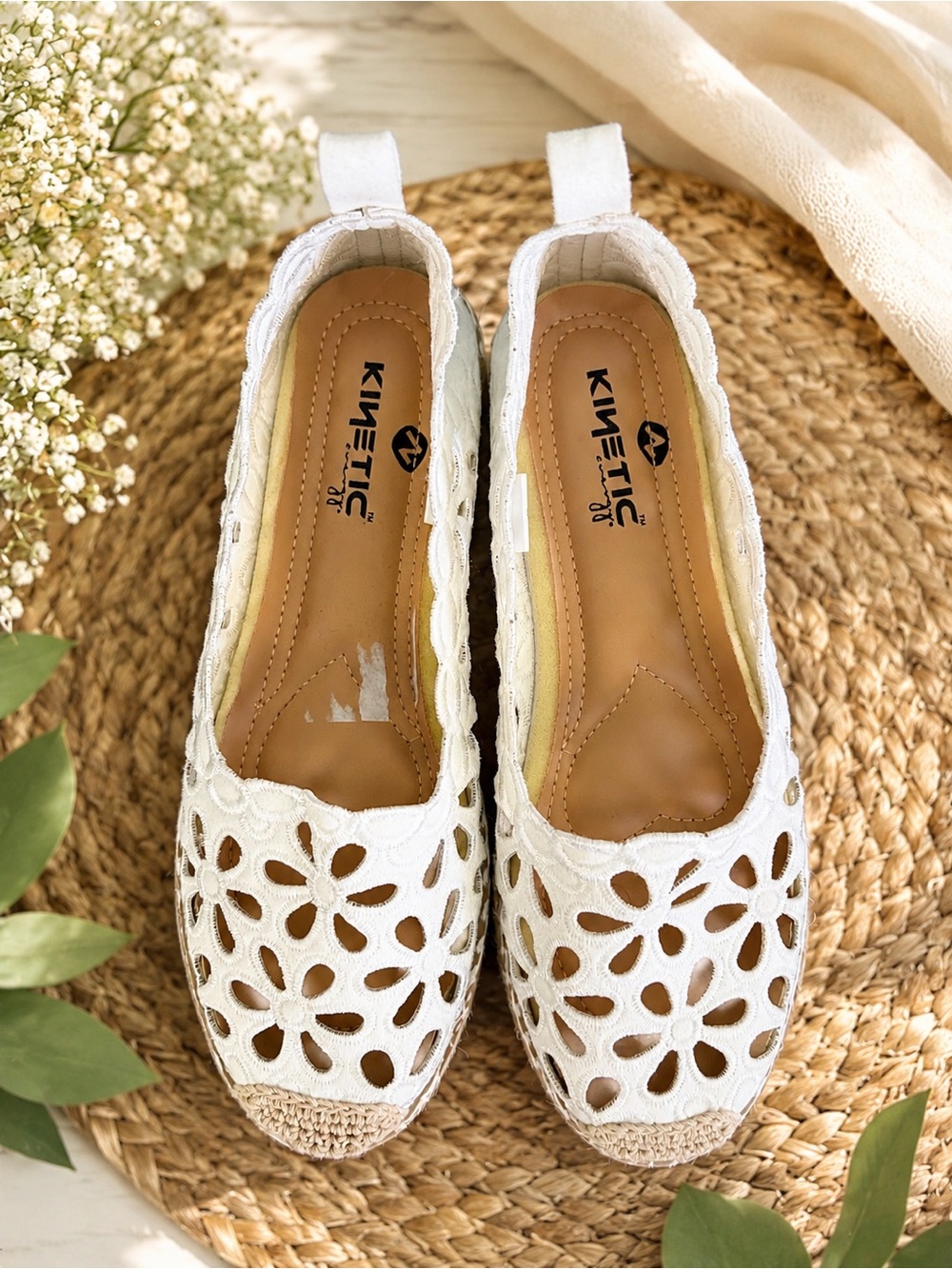 Kinetic by Kurt Geiger White Floral Lace Espadrille Flats – Women’s Size 6